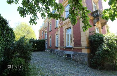 Zámek na prodej Fays, Wallonie, Außenasicht Nebeneingang
