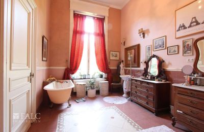 Zámek na prodej Fays, Wallonie, Badezimmer im EG