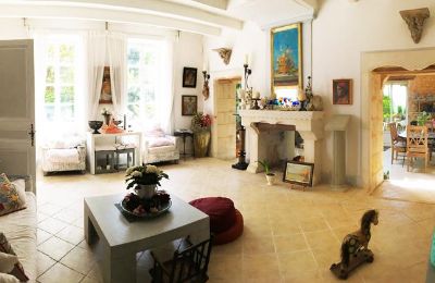 Zámeček na prodej Gémozac, Nouvelle-Aquitaine, Der Wohnraum mit offenem Kamin und Zugang zum Wintergarten