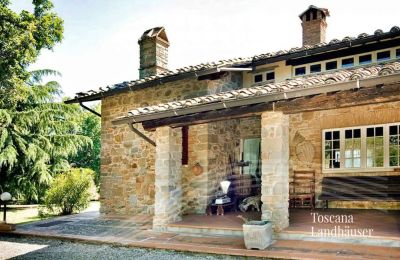 Venkovský dům na prodej Monte San Savino, Toscana:  RIF 3008 Terrasse und Haus