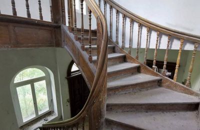 Zámeček na prodej Lubiatów, Dwór w Lubiatowie, Lodžské vojvodství, Schodiště