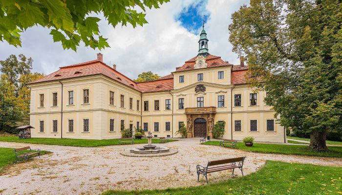 Barokní zámek s anglickým parkem a apartmány u Rokycan