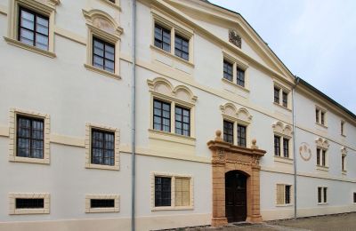 Nemovitosti, Velký zámek v České republice, 60 km od Prahy
