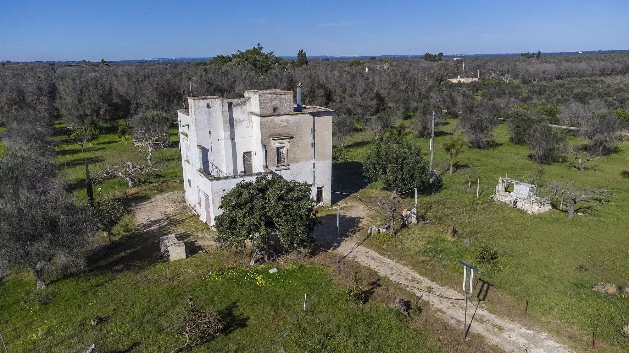 Obrázky Masseria - opevněný statek s kaplí nedaleko Oria