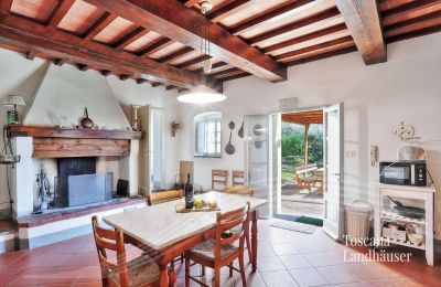 Venkovský dům na prodej Castagneto Carducci, Toscana:  RIF 3057 Essbereich mit Kamin