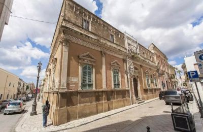 Historická vila na prodej Latiano, Puglia:  Boční pohled