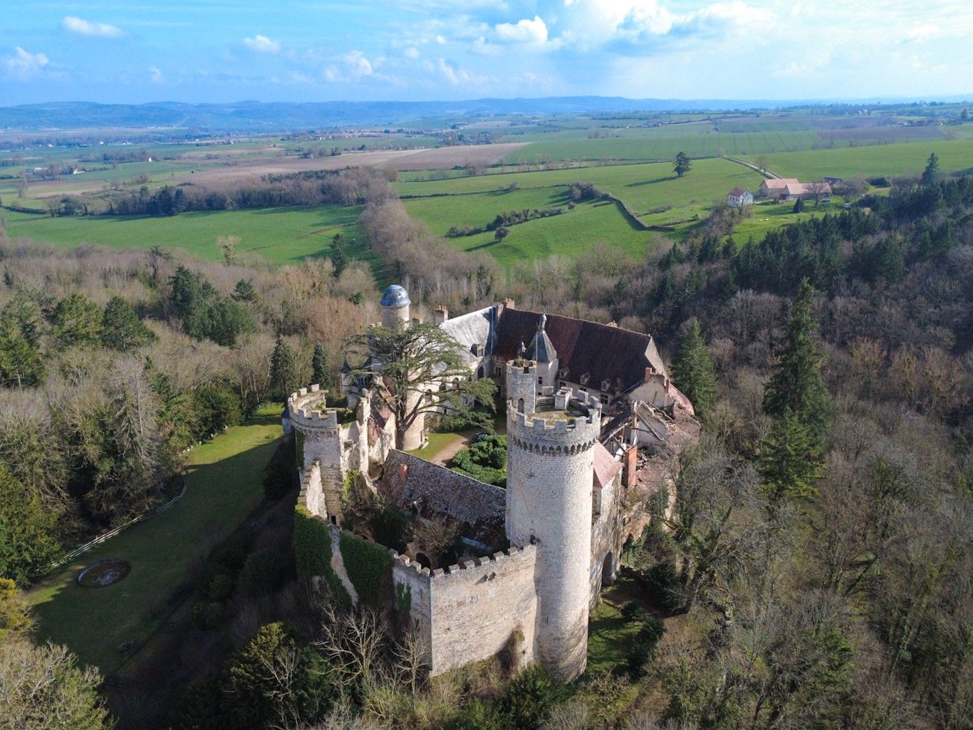 Obrázky Hrad Veauce severně od Clermont Ferrand - ohrožená památka
