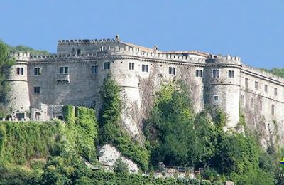 Hrad na prodej Abruzzo, Pohled zvenku