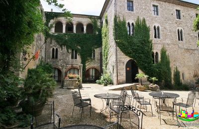 Hrad na prodej Abruzzo, Nádvoří