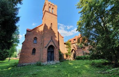 Nemovitosti, Jedinečný objekt s kostelem a malým zámkem