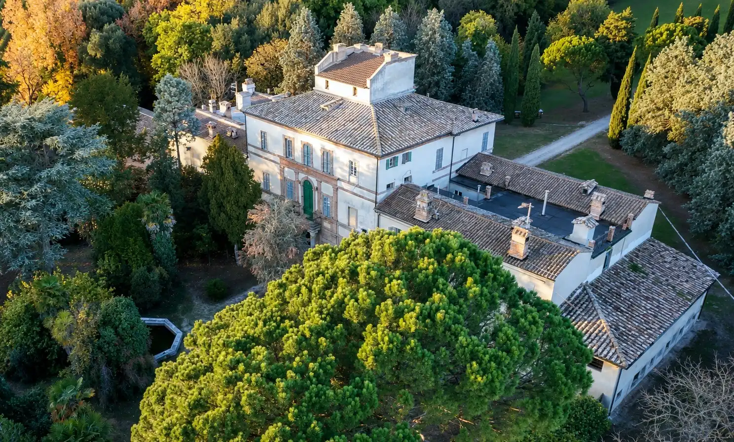 Obrázky Krásný palác s parkem v Umbrii