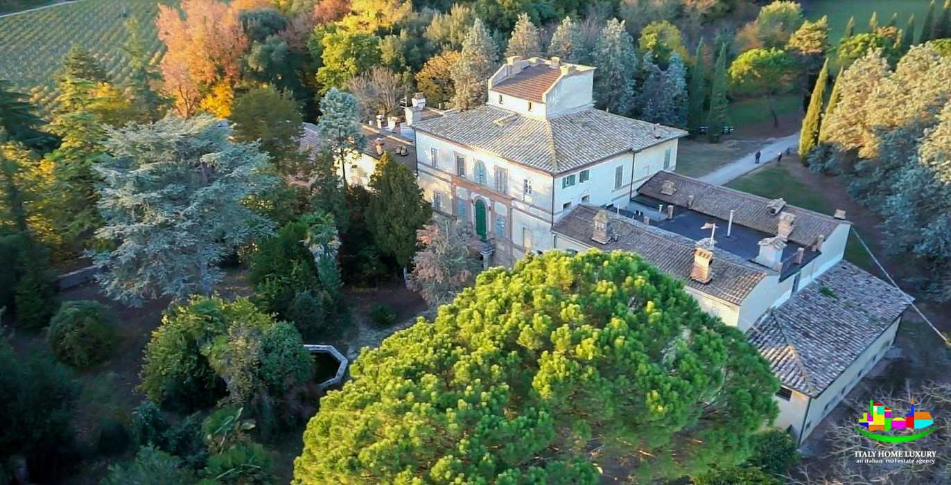 Obrázky Krásný palác s parkem v Umbrii