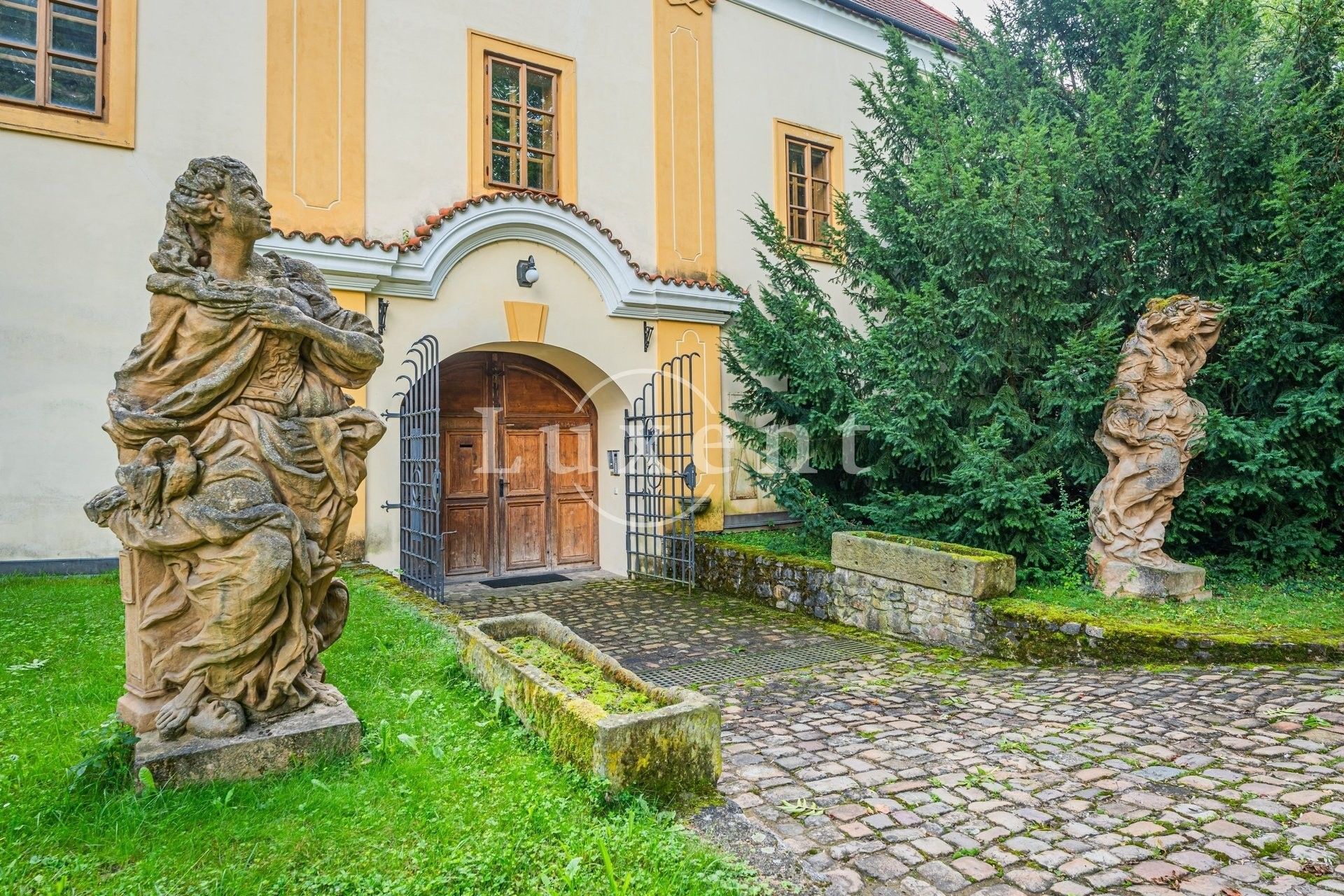 Obrázky Mimořádného historického objektu, tvrz Třebotov nedaleko Prahy