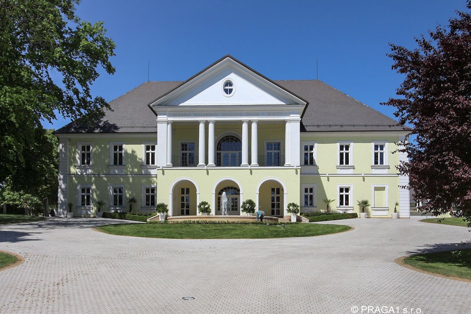 Obrázky Barokní zámek u Prahy na prodej