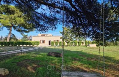 Nemovitosti, Renovovaná vila s olivovým hájem v Francavilla Fontana