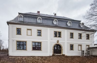 Nemovitosti, Pozdně barokní zámek mezi Jelení Horou a Wałbrzychem