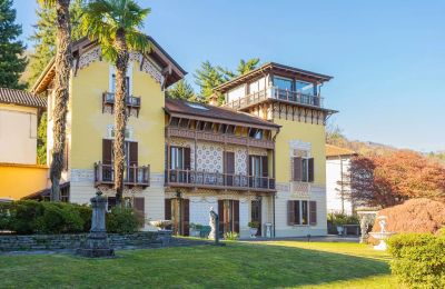 Nemovitosti, Secesní vila s výhledem na jezero ve Strese Carciano
