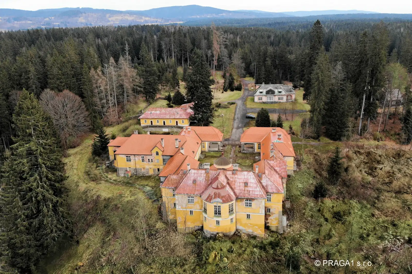 Obrázky Lovecký zámeček v lese u Karlových Varů