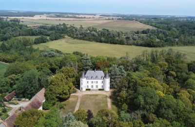 Nemovitosti, Elegantní malý zámek poblíž Châteauroux, Střední údolí Loiry