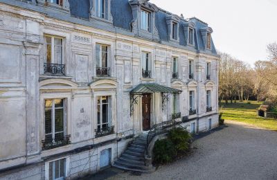 Nemovitosti, Neoklasicistní zámek u Paříže, park o rozloze 5 ha