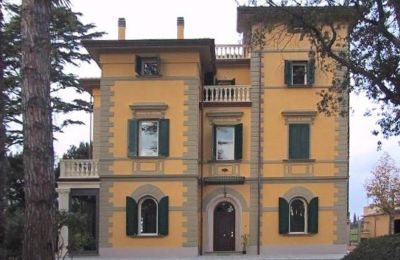 Historická vila na prodej Terricciola, Toscana:  Boční pohled