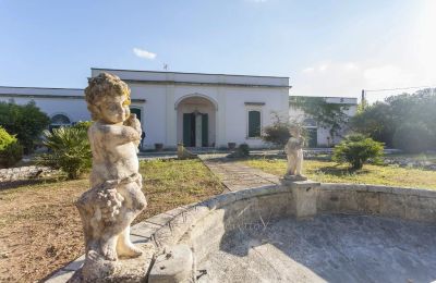 Nemovitosti, Historická vila s bazénem a zahradou nedaleko Lecce