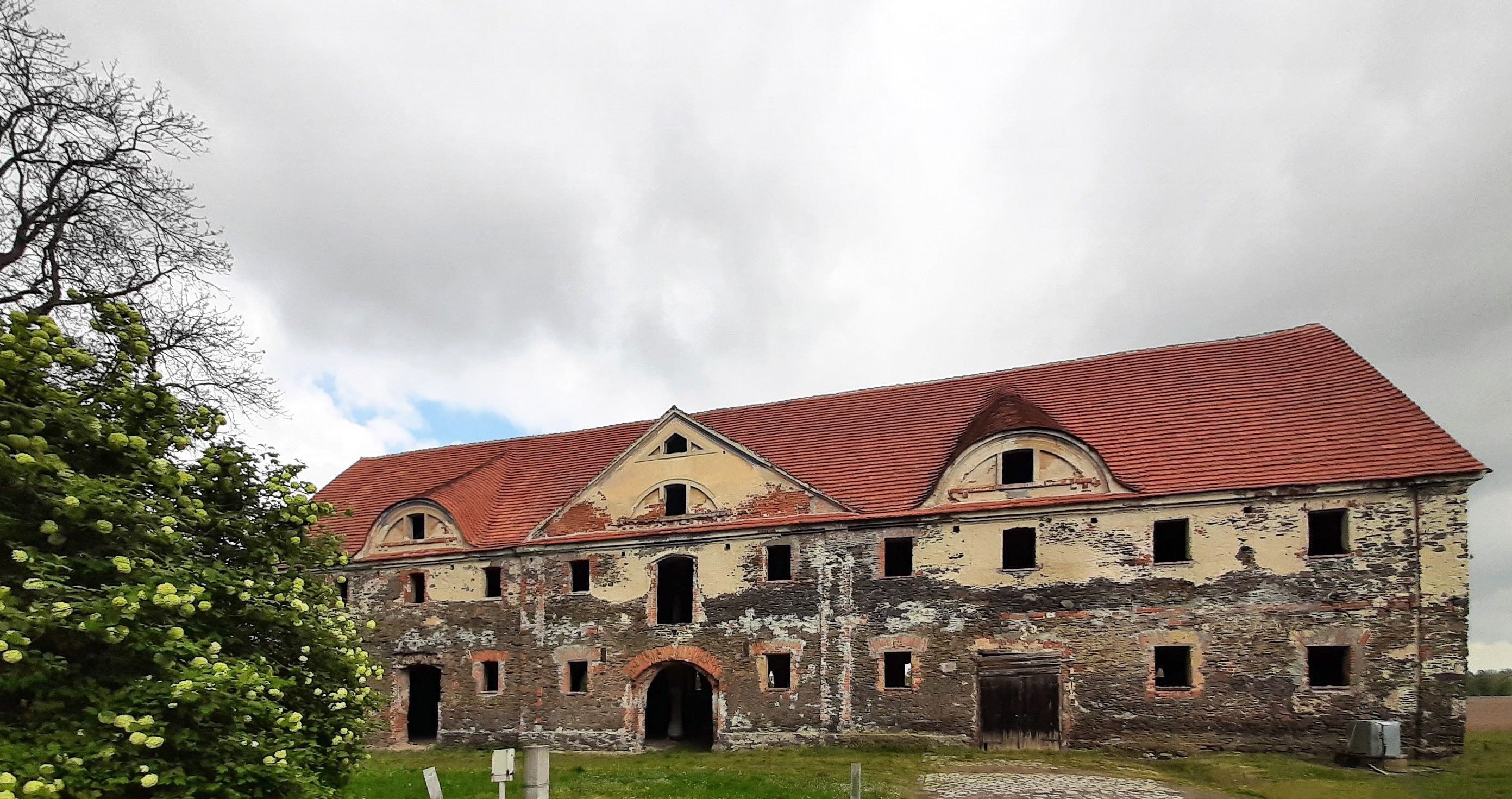 Obrázky Působivá budova konírny na zámku Damianowo