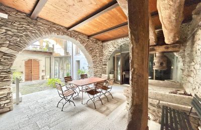 Zámeček na prodej 28824 Oggebbio, Località Rancone, Piemonte, Innenhof mit Weinpresse