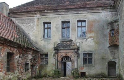Zámek na prodej Osetno, Pałac w Osetnie, Dolní Slezsko, Nádvoří