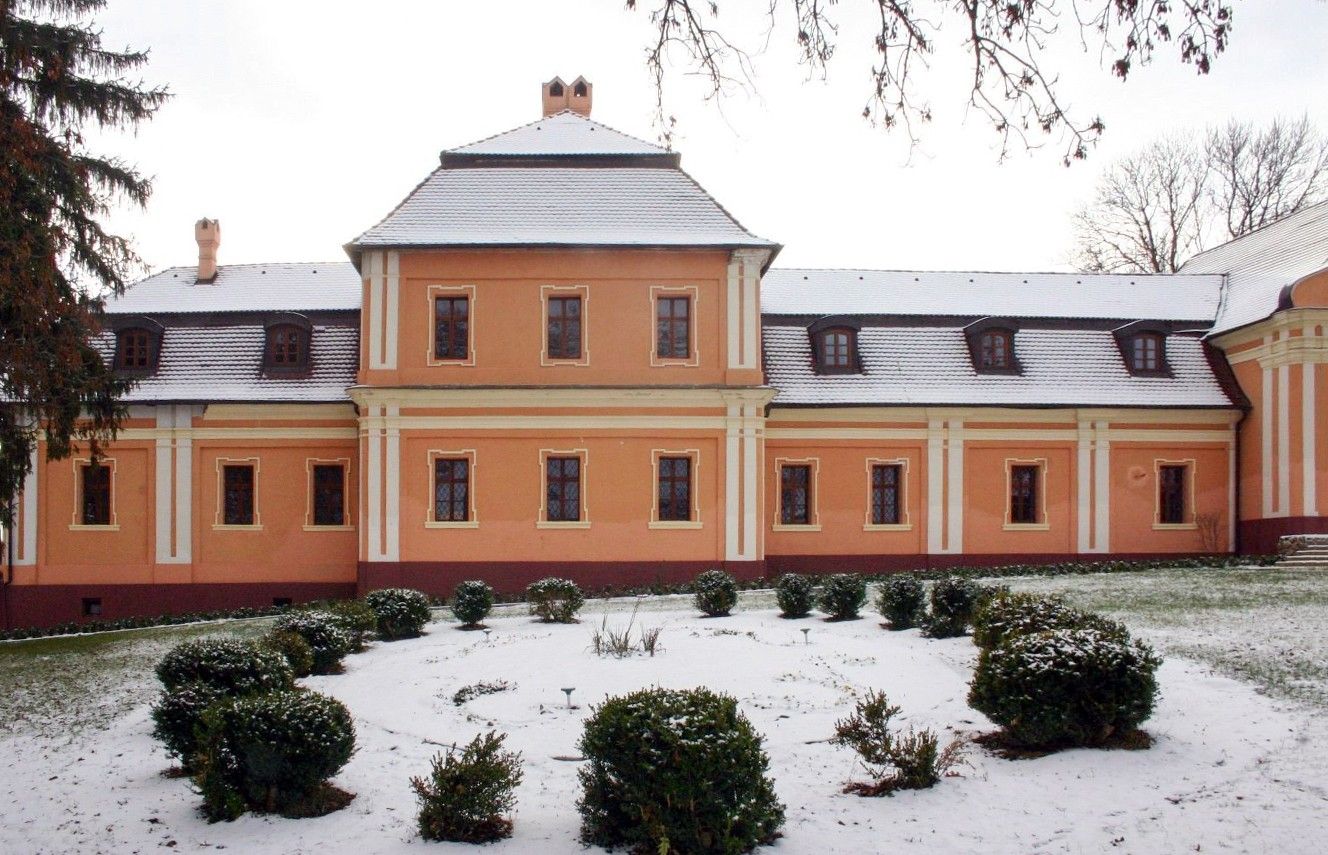 Obrázky Zrekonstruovaný zámeček s kaplí na západním Slovensku