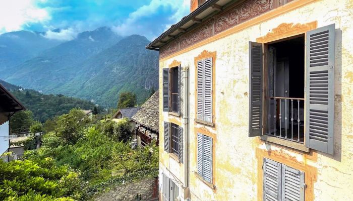 Historický objekt na úpatí hory Monte Rosa v údolí Anzasca