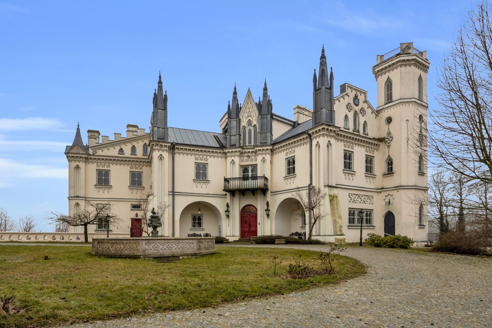 Obrázky Novogotický zámeček v Patrykozech - jedinečná památka na Mazovsku
