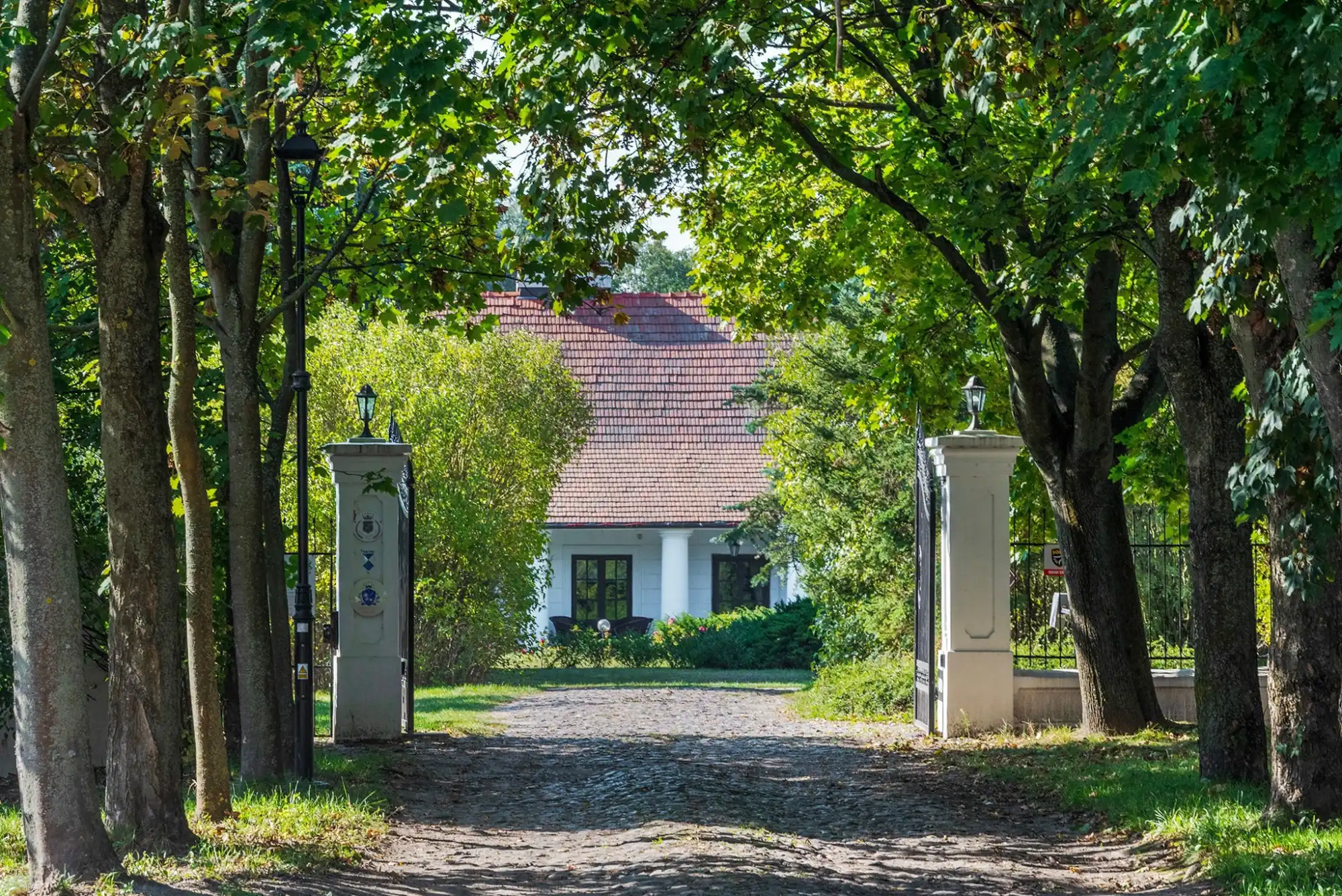 Obrázky Zámeček s parkem a hospodářskými budovami u Varšavy