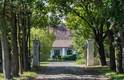 Historické nemovitosti, Zámeček s parkem a hospodářskými budovami u Varšavy
