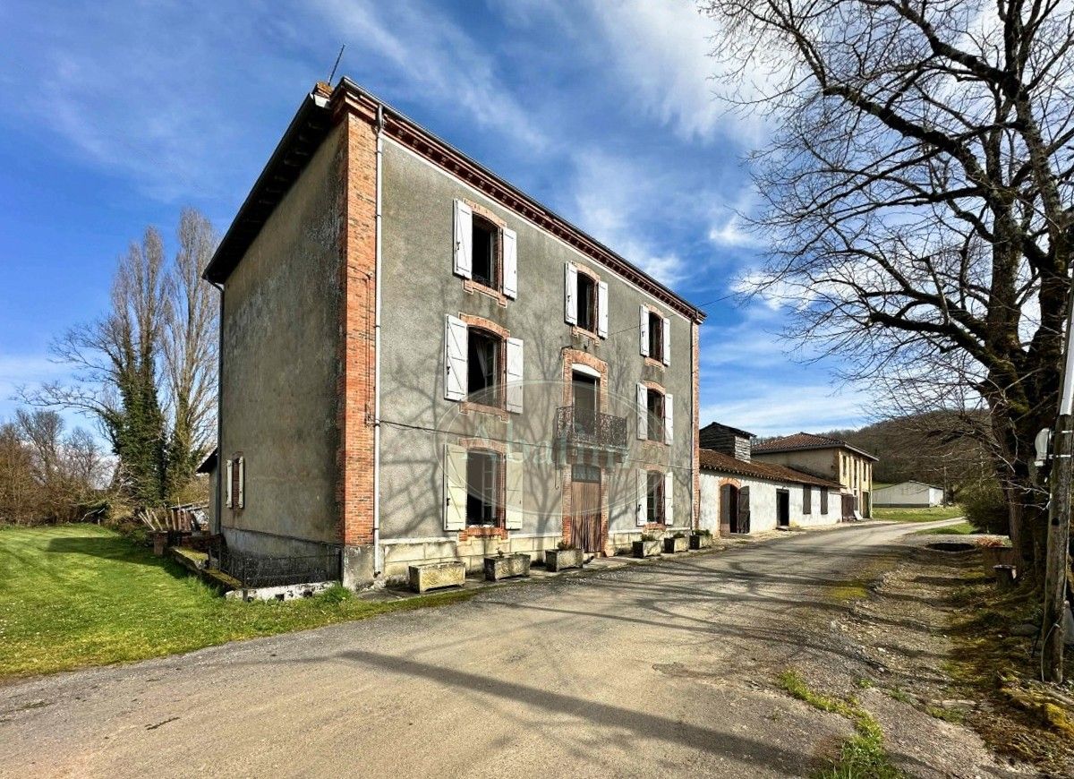 Obrázky Malebný venkovský dům s zahradou a hospodářskými budovami nedaleko Boulogne-sur-Gesse