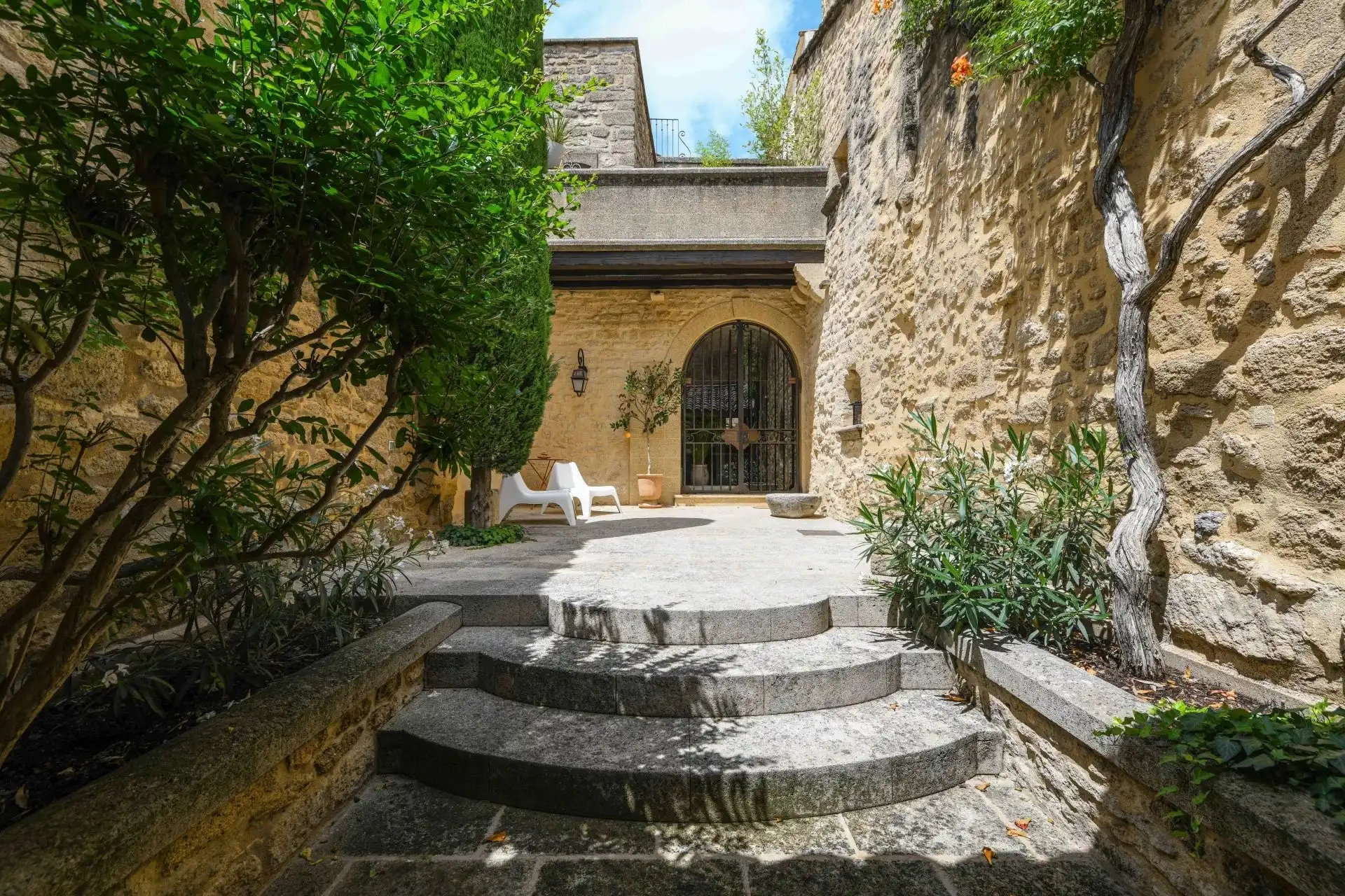 Obrázky Elegantní historický kamenný dům ve středověké vesnici s vlastním dvorem a apartmá pro hosty