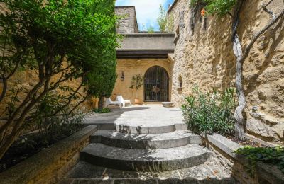 Historické nemovitosti, Elegantní historický kamenný dům ve středověké vesnici s vlastním dvorem a apartmá pro hosty