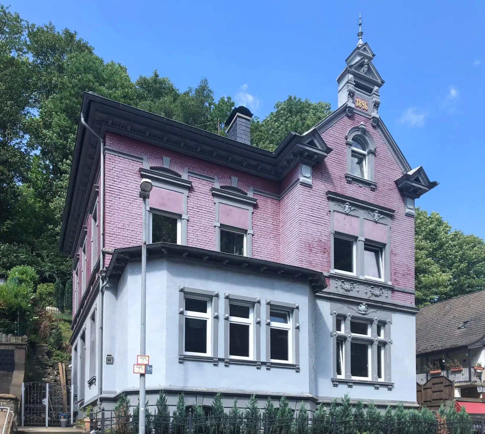 Obrázky Historická vila v Alteně, Německo – Unikátní nemovitost s výhledem na hrad