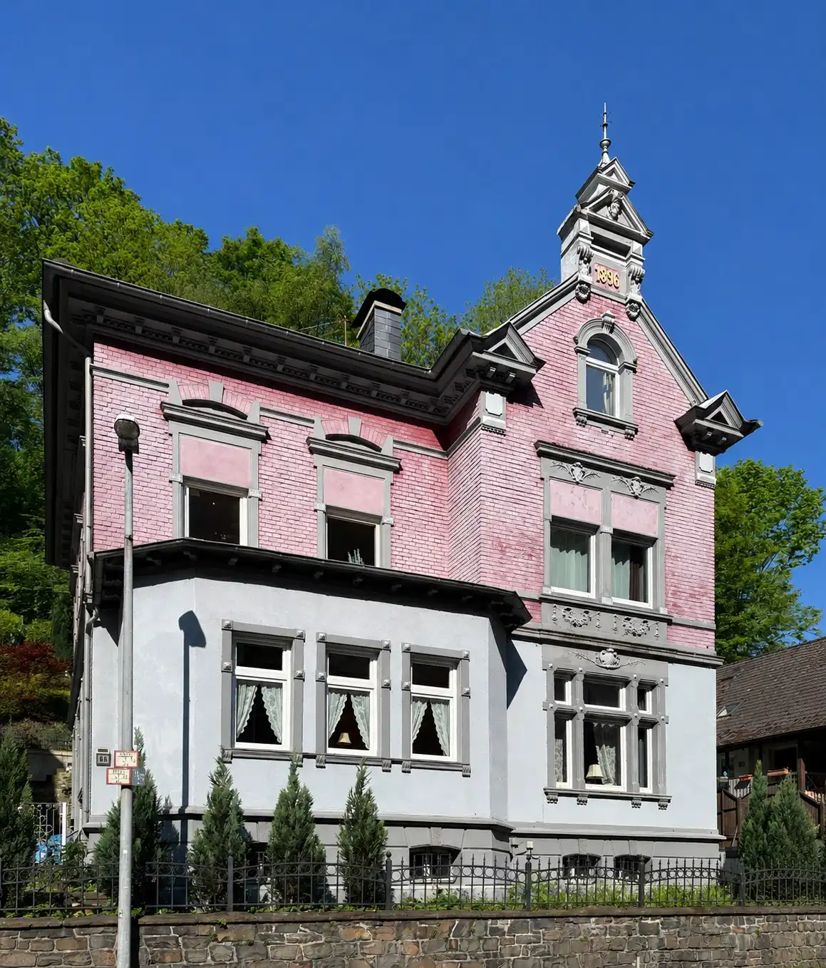 Obrázky Historická vila v Alteně, Německo – Unikátní nemovitost s výhledem na hrad