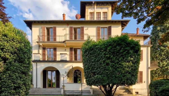 Historická vila s panoramatickou věží, výhledem na jezero a zahradou v lázeňském městě Stresa