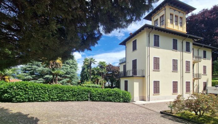 Historická vila s panoramatickou věží, výhledem na jezero a zahradou v lázeňském městě Stresa