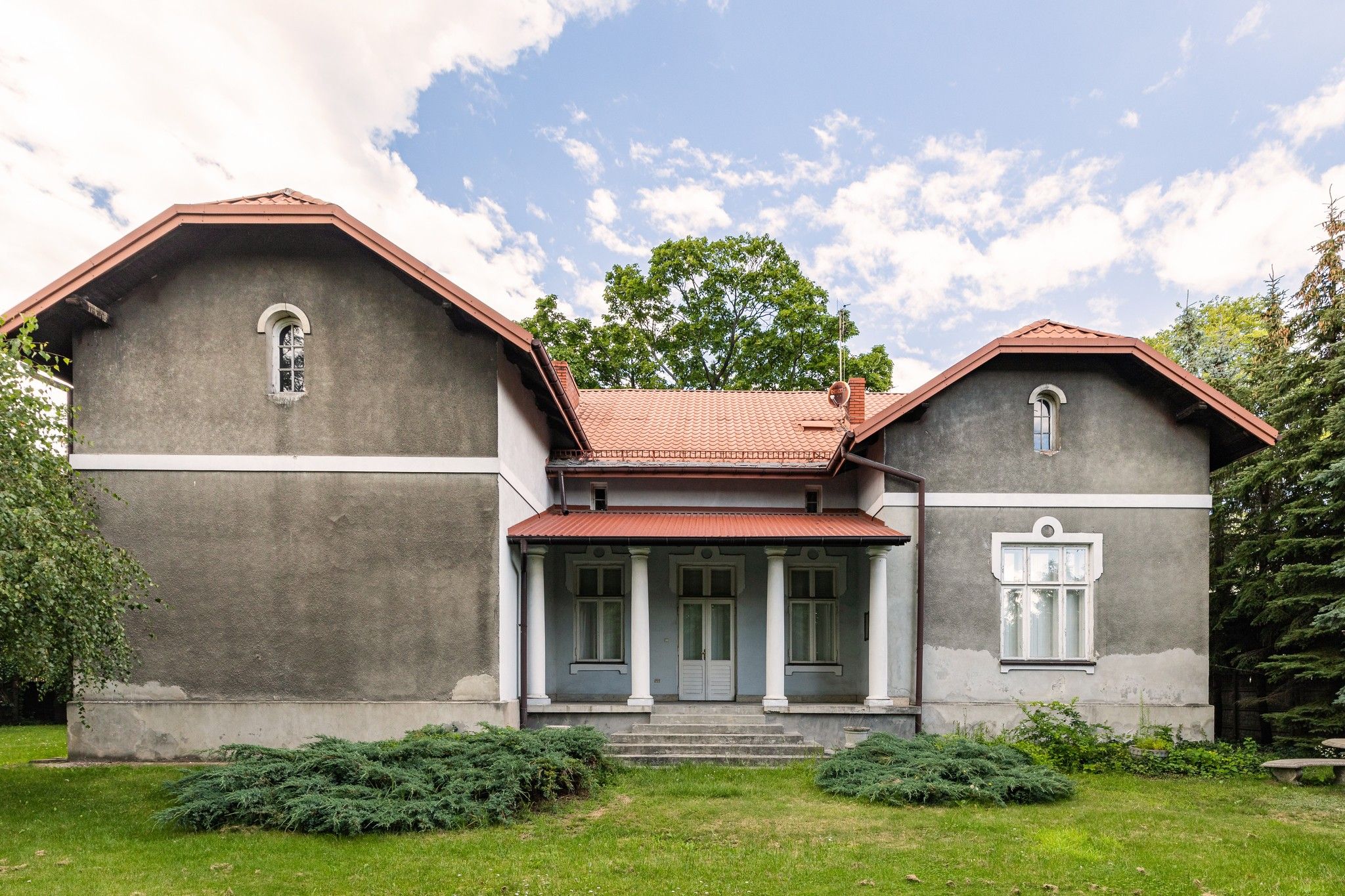 Obrázky Historická předválečná vila s 430 m² a pozemkem 1 800 m² v centru Grodzisk Mazowieckého