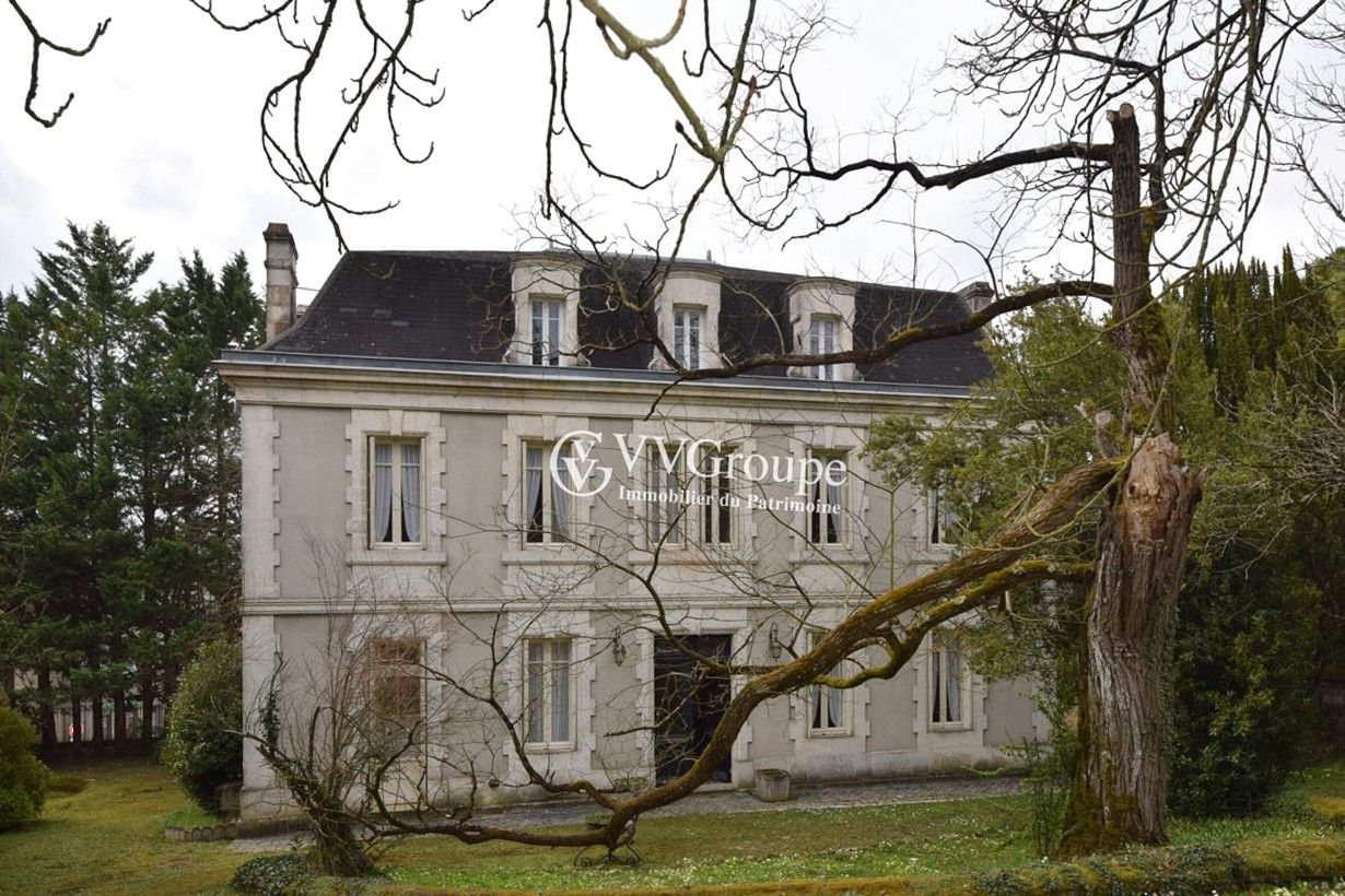 Obrázky Šlechtický dům z roku 1880 u Angoulême – Elegantní rezidence se zahradou a vedlejšími budovami