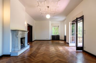 Historická vila na prodej Charlottenburg-Wilmersdorf, Westend, Berlin, Wohnzimmer mit Zugang zur Terrasse und Laubengang 