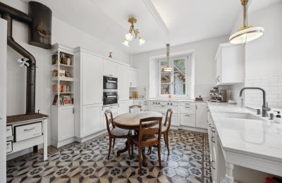 Historická vila na prodej Biel/Bienne, Alpenstrasse 95, Bern/Berne, Moderne trifft auf Nostalgie: Küche mit Guss-Holzofen