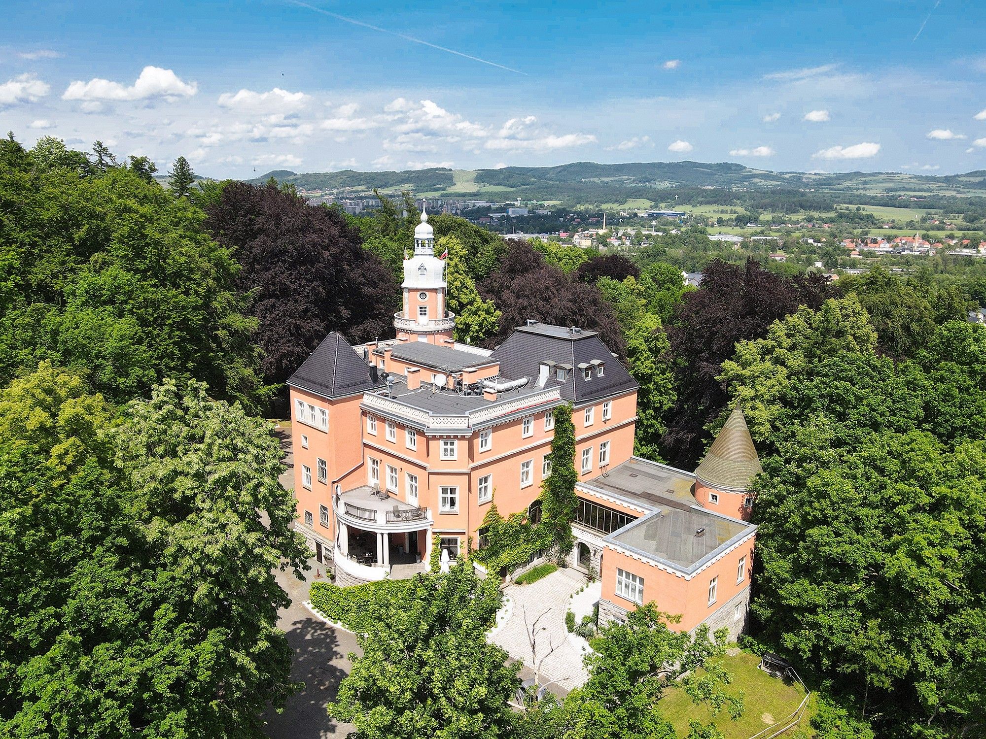 Obrázky Krásný 19. století zámek s dechberoucím výhledem v srdci Jelení Hory