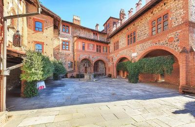 Hrad na prodej Pavone Canavese, Piemonte, Nádvoří