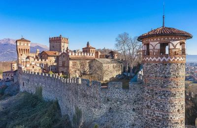 Hrad na prodej Pavone Canavese, Piemonte, Foto z dronu