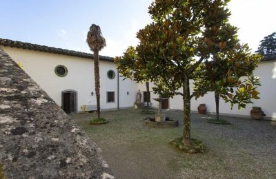 Hrad na prodej Croci di Calenzano, Toscana, Nádvoří
