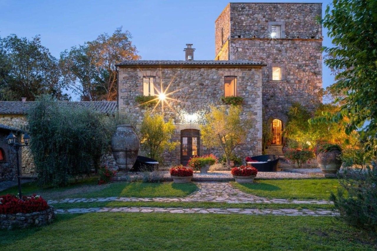 Obrázky Historické sídlo v kopcovité krajině u Cortony nedaleko Lago di Bolsena